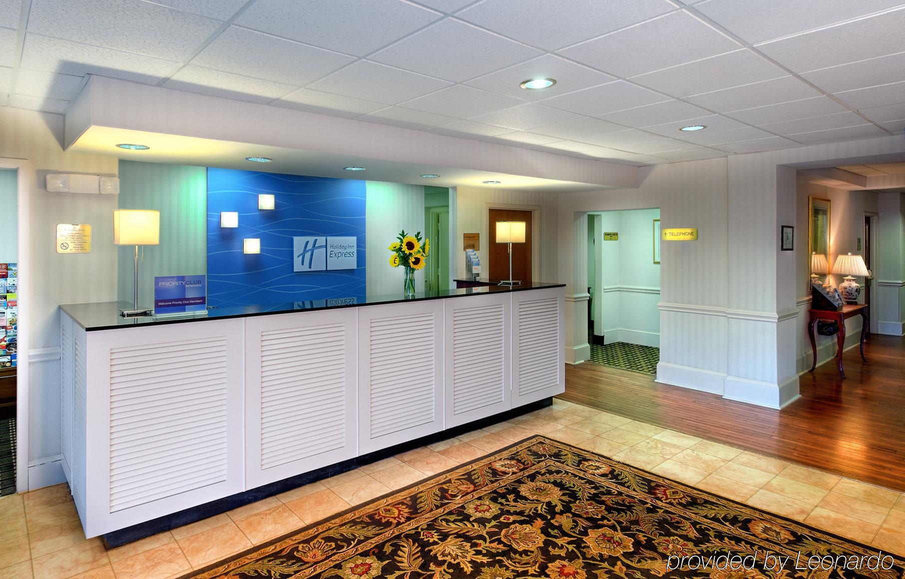 Holiday Inn Express Charleston Us Highway 17 & I-526 By Ihg Интериор снимка
